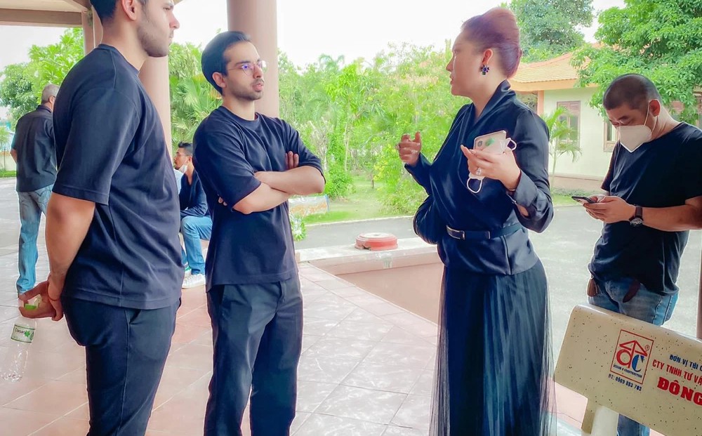 Phi Thanh Vân xuất hiện tại đám tang của chồng cũ (Ảnh: Chụp màn hình)