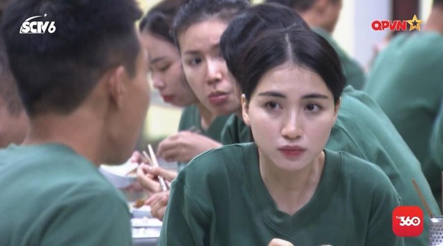 Hòa Minzy ngồi đối diện Độ Mixi trong tập 4 Sao nhập ngũ (Ảnh: Chụp màn hình) Hòa Minzy ngồi đối diện Độ Mixi trong tập 4 Sao nhập ngũ (Ảnh: Chụp màn hình)