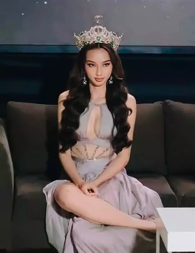 Dáng ngồi vắt chân của Nguyễn Thúc Thùy Tiên bị gây tranh cãi nảy lửa trên mạng xã hội (Ảnh: Internet)