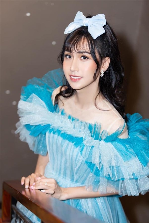 Lynk Lee được khen ngợi ngày càng nữ tính sau khi công khai chuyển giới. Nhiều người ngưỡng mộ hành trình công sống đúng với giới tính của cô (Ảnh: Internet) Lynk Lee được khen ngợi ngày càng nữ tính sau khi công khai chuyển giới. Nhiều người ngưỡng mộ hành trình công sống đúng với giới tính của cô (Ảnh: Internet)