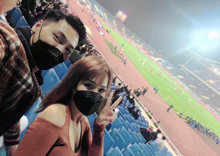 Mạnh Trường cùng vợ đi xem bóng đá (Ảnh: FBNV)