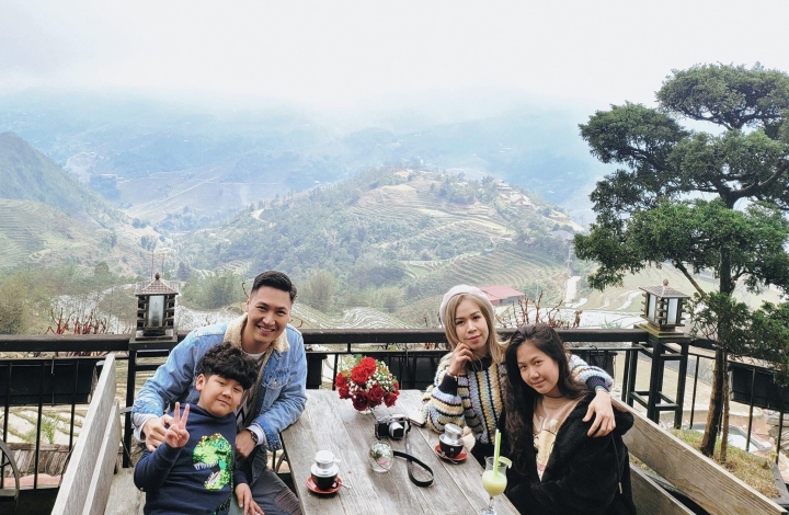 Mạnh Trường thường xuyên đưa bà xã và gia đình đi du lịch (Ảnh: FBNV)