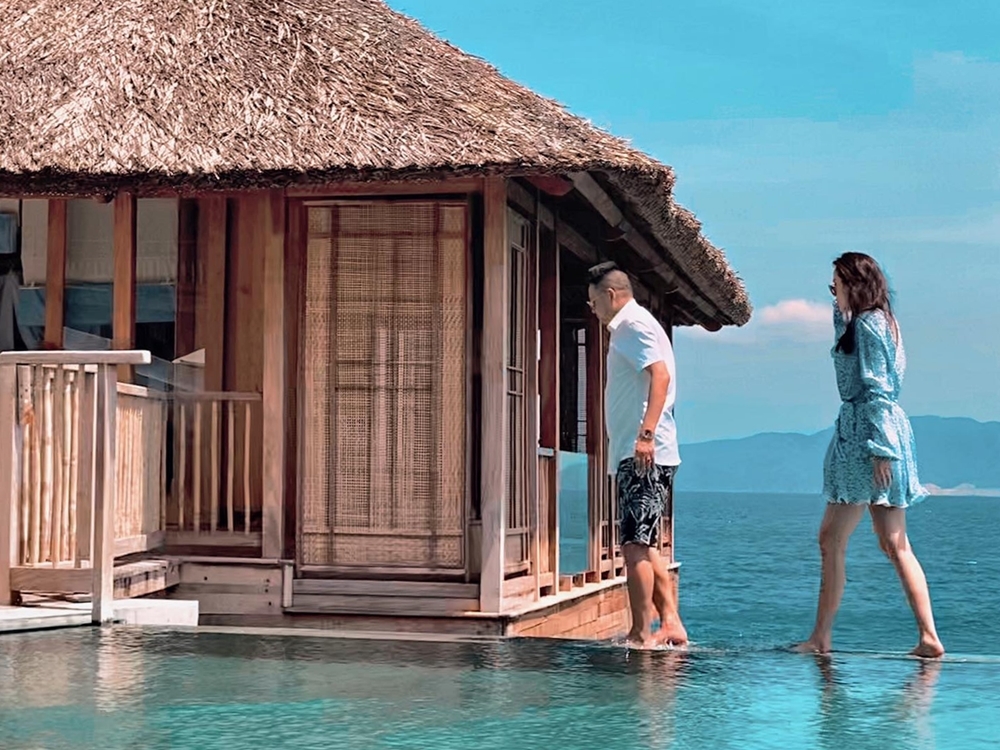 Hậu kết hôn với ông xã đại gia, Bảo Thy thường xuyên cùng chồng đi du lịch sau khi kết hôn. Hậu làm mẹ bỉm sữa, nữ nghệ sĩ dành thời gian để chăm sóc con trai và được mệnh danh là bà mẹ nghiện con nhất nhì Vbiz (Ảnh: FBNV)