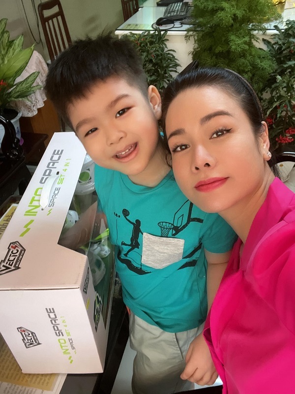 Mỗi lần gặp con trai, Nhật Kim Anh tỏ ra vô cùng hạnh phúc và vui mừng. Cô đã chuẩn bị nhiều món quà là đồ chơi để tặng bé Tin (Ảnh: FBNV) Mỗi lần gặp con trai, Nhật Kim Anh tỏ ra vô cùng hạnh phúc và vui mừng. Cô đã chuẩn bị nhiều món quà là đồ chơi để tặng bé Tin (Ảnh: FBNV)