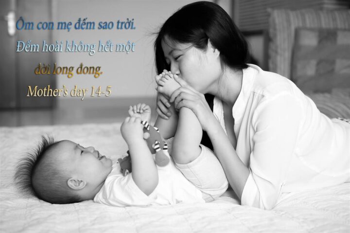 Ôm con mẹ đếm sao trời. Đếm hoài không hết một đời long đong (Ảnh: Internet) Ôm con mẹ đếm sao trời. Đếm hoài không hết một đời long đong (Ảnh: Internet)