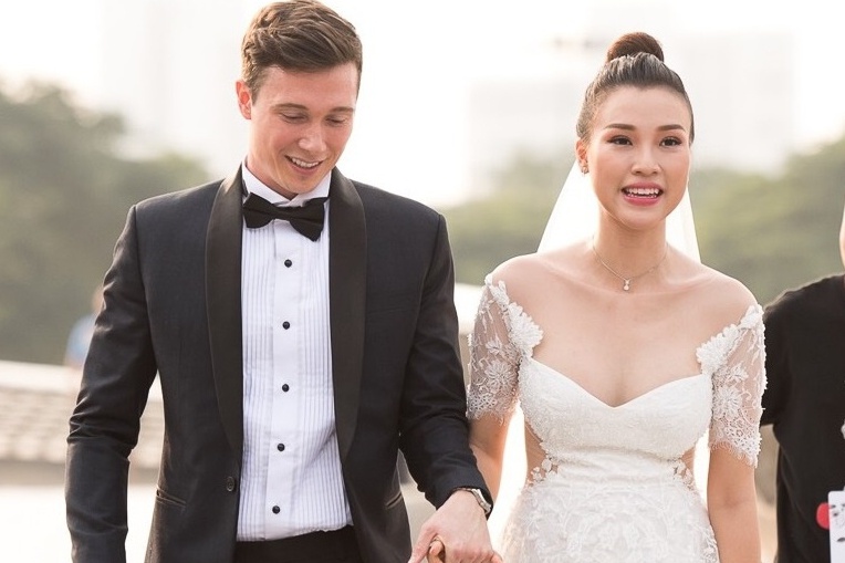 Đám cưới của Hoàng Oanh và chồng được tổ chức tại 1 nhà hàng sang trọng với sự tham gia của nhiều bạn bè, đồng nghiệp (Ảnh: Internet) Đám cưới của Hoàng Oanh và chồng được tổ chức tại 1 nhà hàng sang trọng với sự tham gia của nhiều bạn bè, đồng nghiệp (Ảnh: Internet)