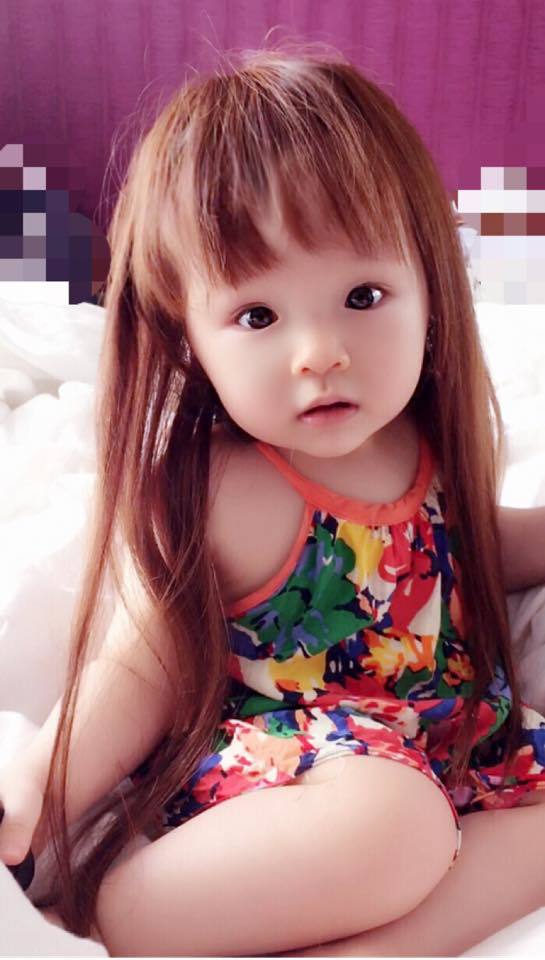 Con gái nhà Elly Trần được mẹ cho đội tóc giả trông vô cùng dễ thương (Ảnh: Internet) Con gái nhà Elly Trần được mẹ cho đội tóc giả trông vô cùng dễ thương (Ảnh: Internet)