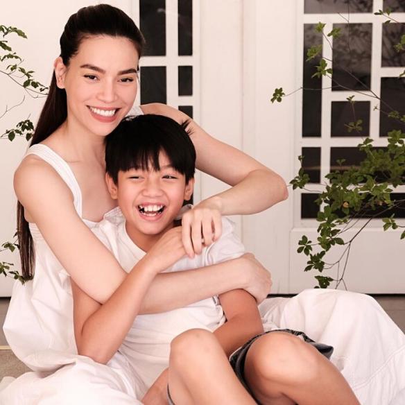 Ngoài việc chăm sóc cho 2 nhóc tỳ Leon và Lisa, Hồ Ngọc Hà cũng dành sự quan tâm cho bé Subeo (Ảnh: Internet) Ngoài việc chăm sóc cho 2 nhóc tỳ Leon và Lisa, Hồ Ngọc Hà cũng dành sự quan tâm cho bé Subeo (Ảnh: Internet)