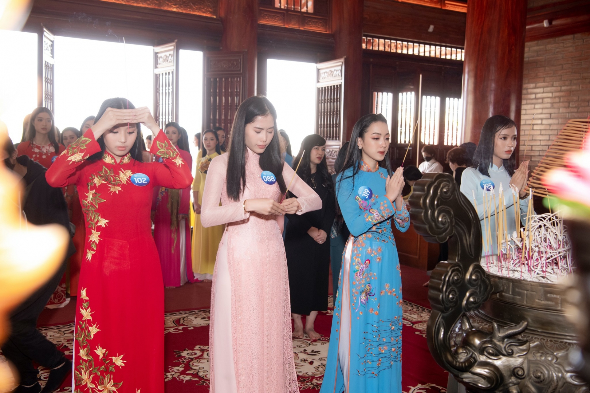 Nam Em giữ nết ‘lố’ khi đến Miss World Vietnam 2022: ‘Đụng chạm’ với bạn thi, ‘trêu’ Đỗ Hà