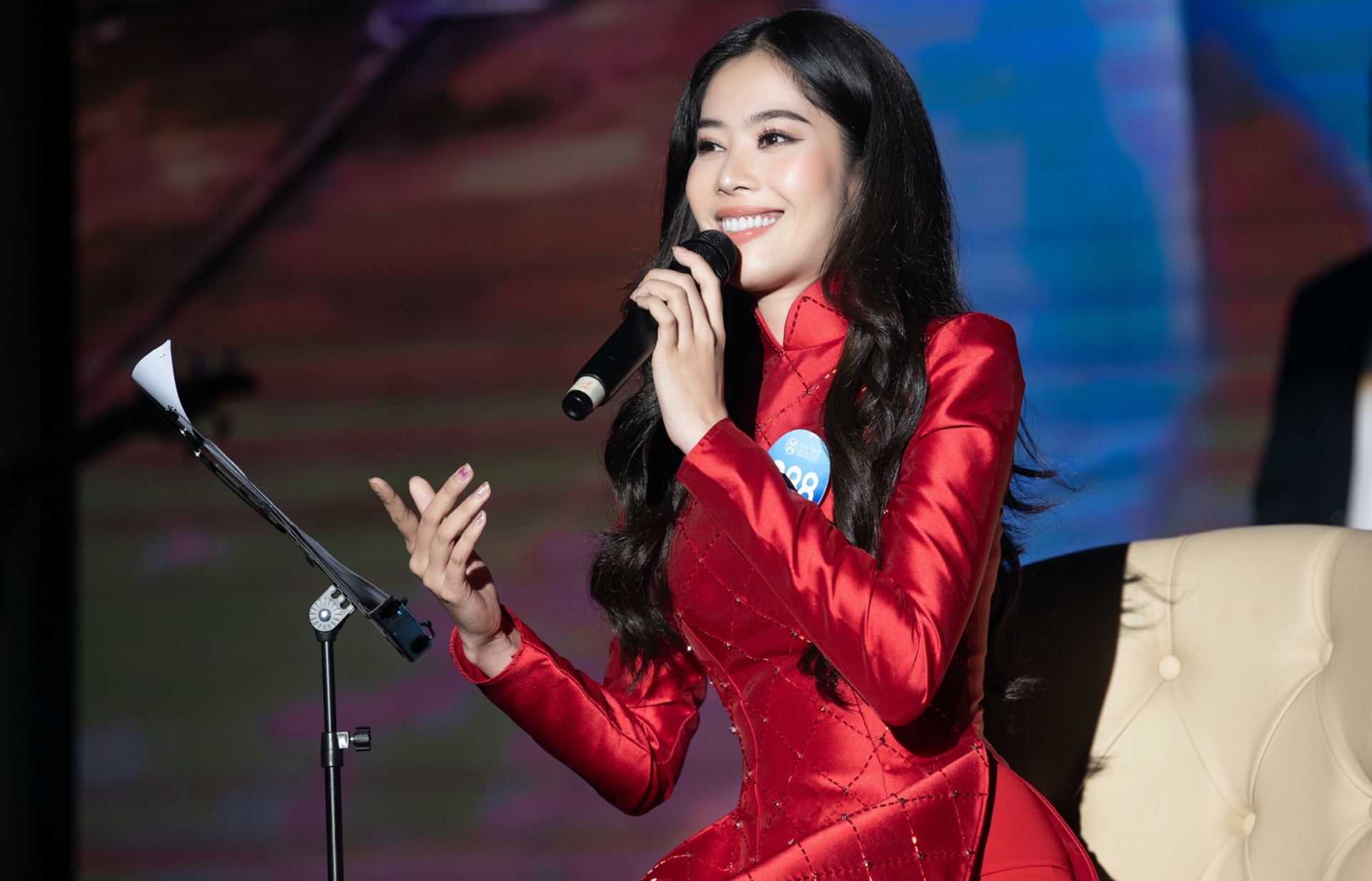 Nam Em giữ nết ‘lố’ khi đến Miss World Vietnam 2022: ‘Đụng chạm’ với bạn thi, ‘trêu’ Đỗ Hà