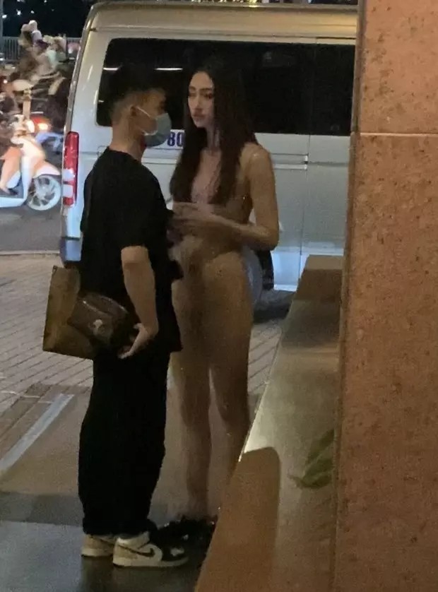 Lương Linh quên mang giày khi đi sự kiện phải chờ một lúc mới có thể sải bước tại thảm đỏ (Ảnh: Internet) Lương Linh quên mang giày khi đi sự kiện phải chờ một lúc mới có thể sải bước tại thảm đỏ (Ảnh: Internet)