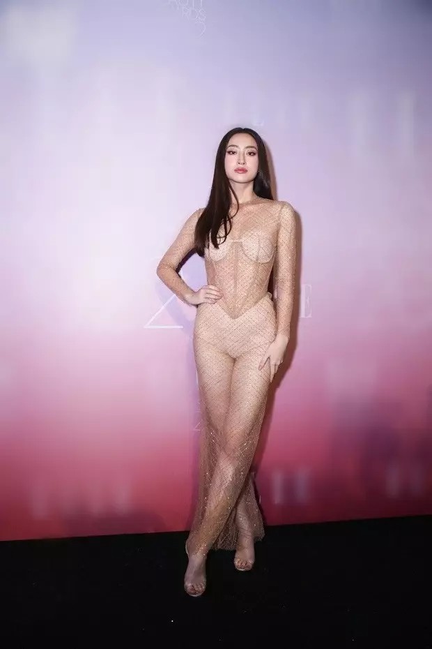 Lương Linh diện set đồ xuyên thấu, khoe body nhưng trông vô cùng dìm dáng (Ảnh: Internet) Lương Linh diện set đồ xuyên thấu, khoe body nhưng trông vô cùng dìm dáng (Ảnh: Internet)