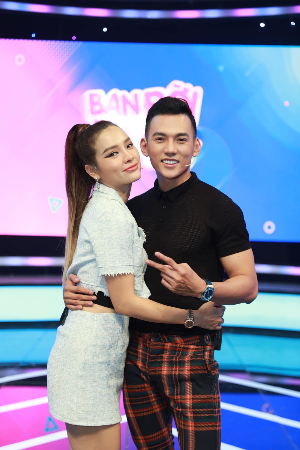 Lý Bình khiến nhiều người ngưỡng mộ vì có tình yêu đẹp với Phương Trinh Jolie (Ảnh: Internet)