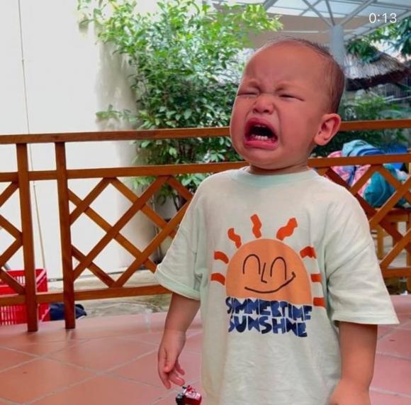 Leon khóc lóc trong ngày đầu tiên đi học (Ảnh: Chụp màn hình) Leon khóc lóc trong ngày đầu tiên đi học (Ảnh: Chụp màn hình)