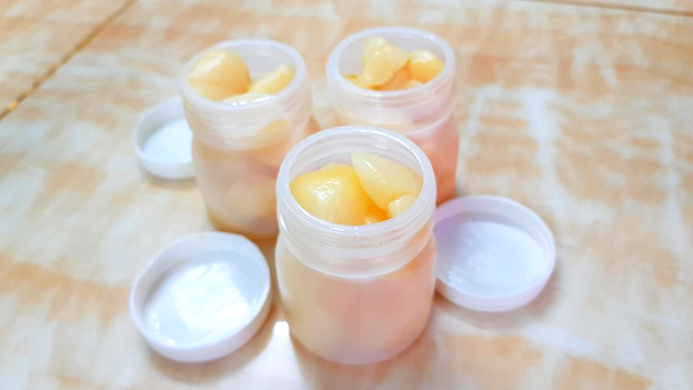 Theo các chuyên gia nghiên cứu, triglycerides trong mỡ trăn khi thấm vào nang lông sẽ làm lông mềm và loại bỏ lông trở nên dễ dàng hơn. Đây cũng chính là nhân tố chính trong tác dụng triệt lông của mỡ trăn. (Ảnh: Internet) Theo các chuyên gia nghiên cứu, triglycerides trong mỡ trăn khi thấm vào nang lông sẽ làm lông mềm và loại bỏ lông trở nên dễ dàng hơn. Đây cũng chính là nhân tố chính trong tác dụng triệt lông của mỡ trăn. (Ảnh: Internet)