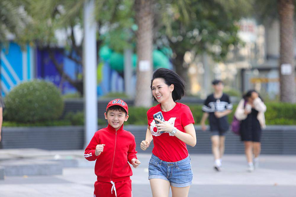 Những lúc rảnh rỗi, BTV Thúy Hằng thường xuyên đưa con đi chơi và tham dự một số sự kiện cùng mẹ trong vai trò khách mời (Ảnh: Internet)