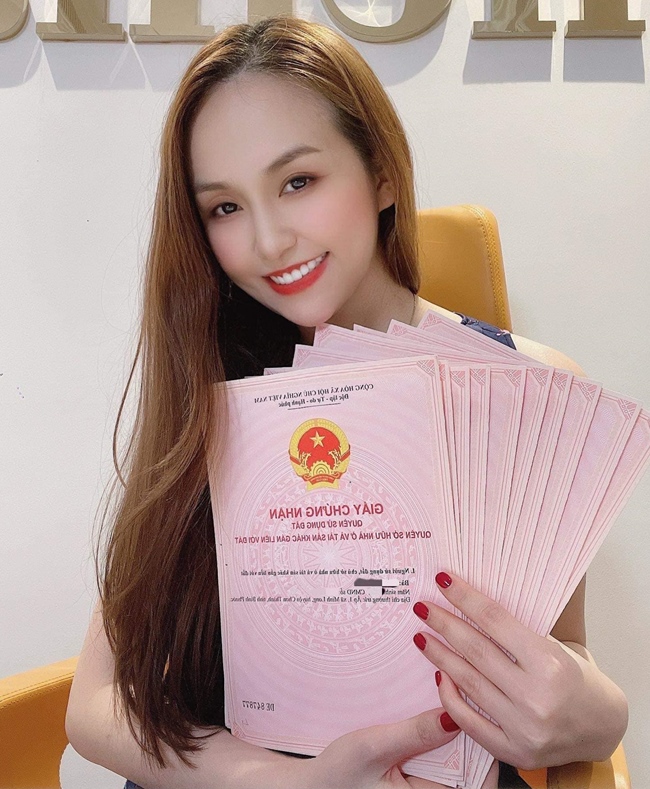 Khoảnh khắc bà xã Tuấn Hưng cầm trên tay loạt sổ đỏ khiến nhiều người trầm trồ (Ảnh: Internet) Khoảnh khắc bà xã Tuấn Hưng cầm trên tay loạt sổ đỏ khiến nhiều người trầm trồ (Ảnh: Internet)