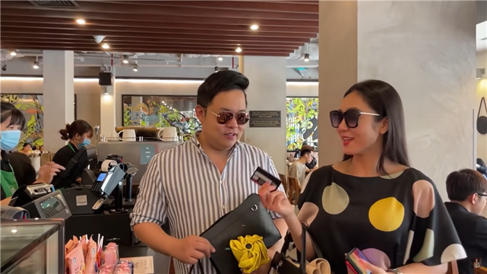 Quang Lê - Hà Thanh Xuân thường xuyên có những hành động tình tứ khiến nhiều người đồn đoán họ là một đôi (Ảnh: Internet) Quang Lê - Hà Thanh Xuân thường xuyên có những hành động tình tứ khiến nhiều người đồn đoán họ là một đôi (Ảnh: Internet)