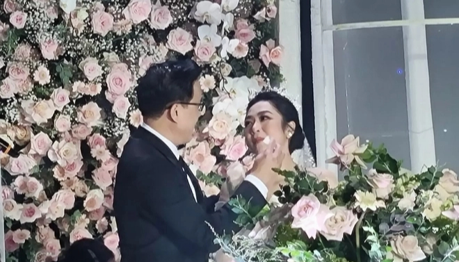 Hà Thanh Xuân - ‘Vua cá Koi’ nghẹn ngào khóc trong đám cưới: Loạt lời mật ngọt dành cho nhau mà xốn xang  2