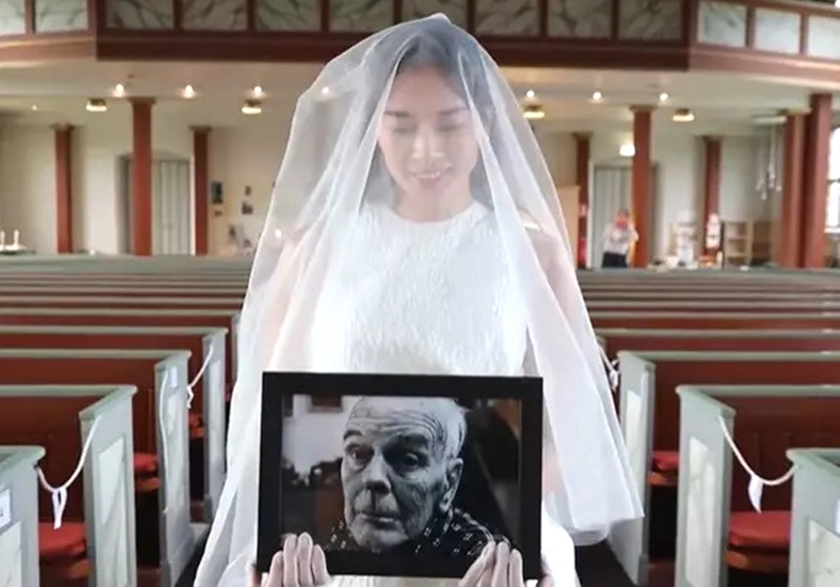 Khoảnh khắc Ngô Thanh Vân ôm di ảnh người cha nuôi quá cố (Ảnh: Internet)