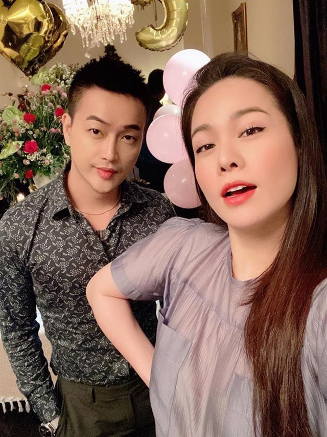 Nhật Kim Anh từng có quãng thời gian bị đồn hẹn hò với TiTi. Thậm chí, nam nghệ sĩ còn bị bạn thân 1 thời 'tố' bỏ vợ, bỏ con để theo đuổi giọng ca xứ Thanh (Ảnh: Internet) Nhật Kim Anh từng có quãng thời gian bị đồn hẹn hò với TiTi. Thậm chí, nam nghệ sĩ còn bị bạn thân 1 thời 'tố' bỏ vợ, bỏ con để theo đuổi giọng ca xứ Thanh (Ảnh: Internet)