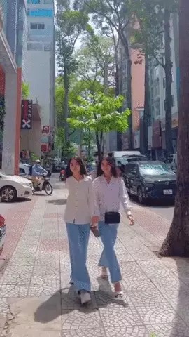 2 con gái nhà Quyền Linh sải bước cùng nhau dạo phố khiến nhiều người chú ý (Ảnh: Internet) 2 con gái nhà Quyền Linh sải bước cùng nhau dạo phố khiến nhiều người chú ý (Ảnh: Internet)