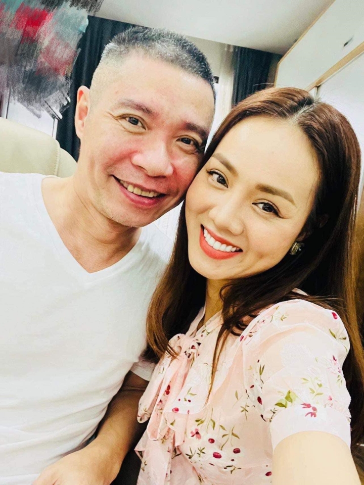 Khoảnh khắc NSND Công Lý chụp ảnh với vợ trẻ (Ảnh: Internet)