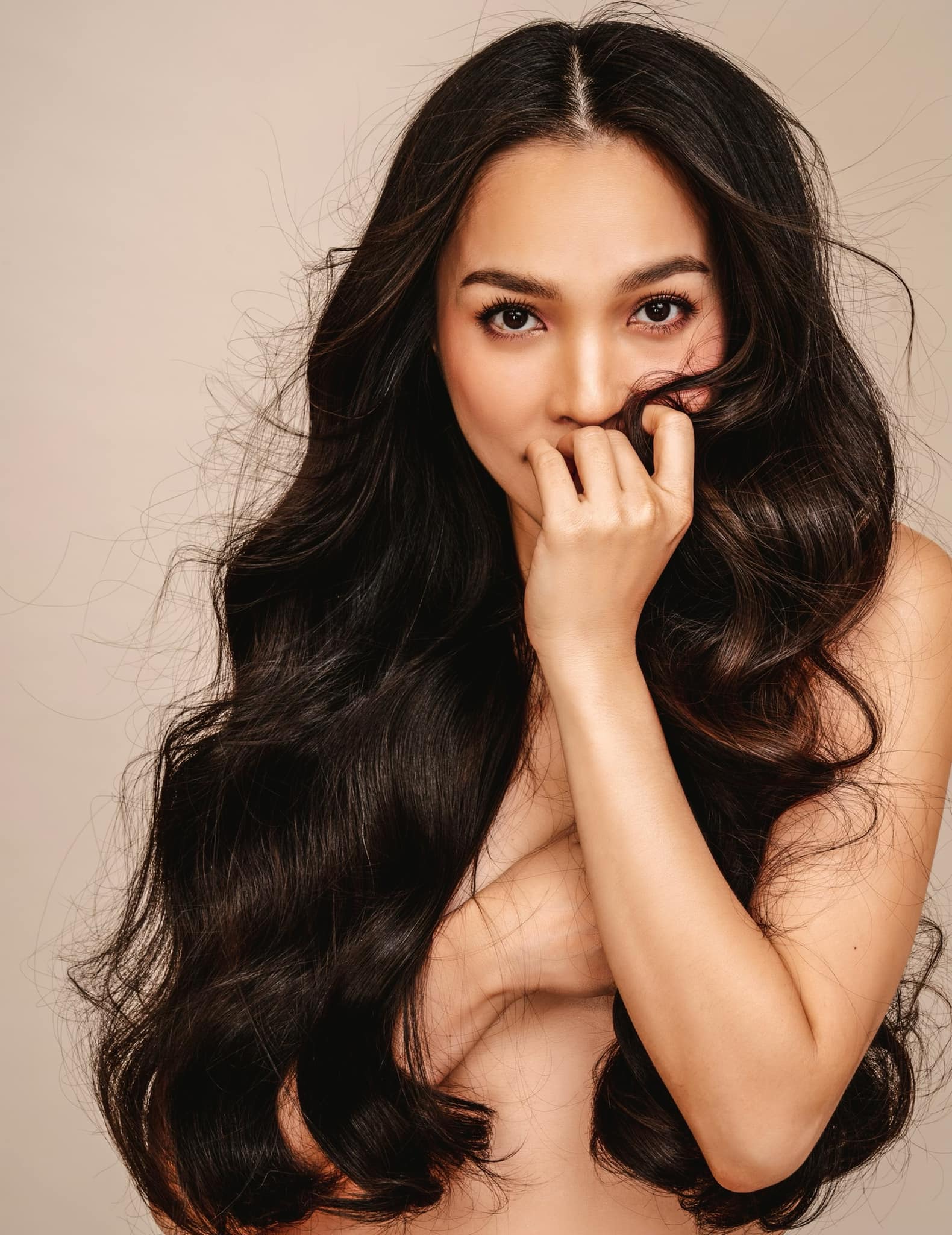 Khoảnh khắc 'nửa kín nửa hở' của Hiền Thục khiến nhiều người chú ý (Ảnh: Internet)