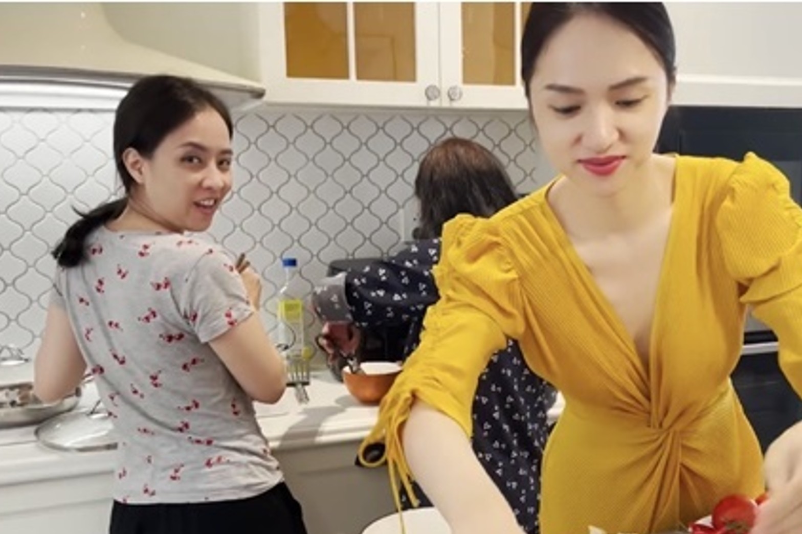 hương Giang cùng chị gái và mẹ ruột vào bếp nấu nướng (Ảnh: Internet)