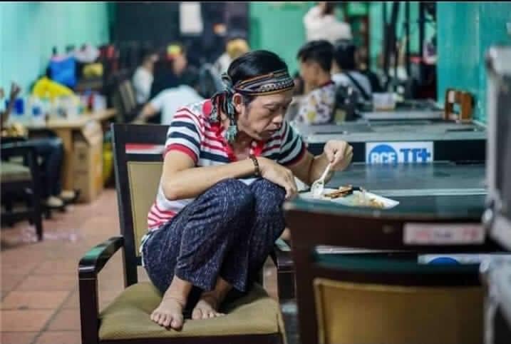 Sao Việt 23/5: Xôn xao ảnh Hoài Linh ăn cơm mắm, một sao nam Vbiz để lộ hỷ sự - Ảnh 1 Sao Việt 23/5: Xôn xao ảnh Hoài Linh ăn cơm mắm, một sao nam Vbiz để lộ hỷ sự - Ảnh 1
