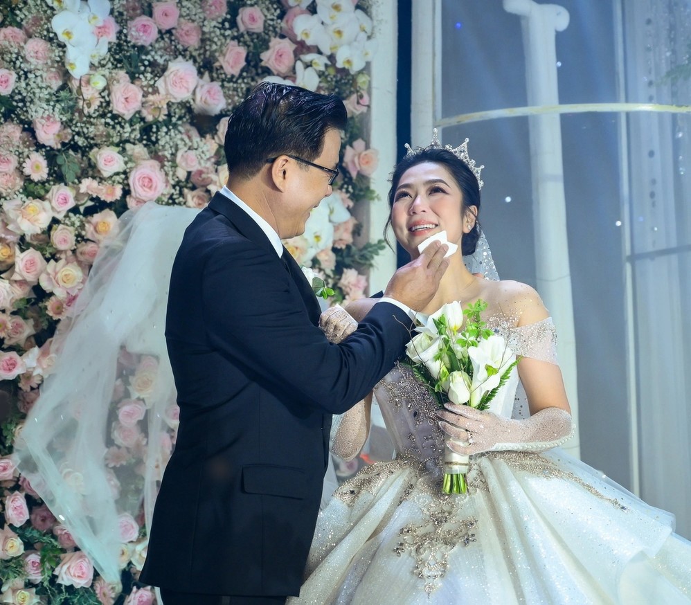 Việc Vua cá Koi - Hà Thanh Xuân tổ chức đám cưới khiến họ vướng phải không ít những ý kiến trái chiều (Ảnh: Internet)