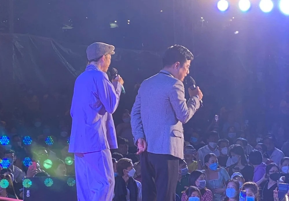 Hoài Linh từng gây chú ý khi đi diễn hội chợ sau quãng thời gian ở ẩn vì lùm xùm từ thiện (Ảnh: Internet)