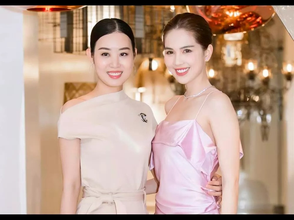 Ngọc Trinh cùng quản lý (Ảnh: Internet)