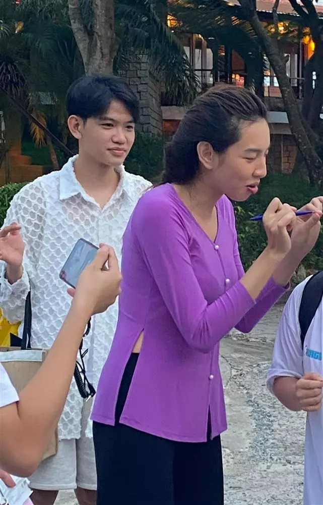 “Hết hồn” khi được FC chụp ảnh. 