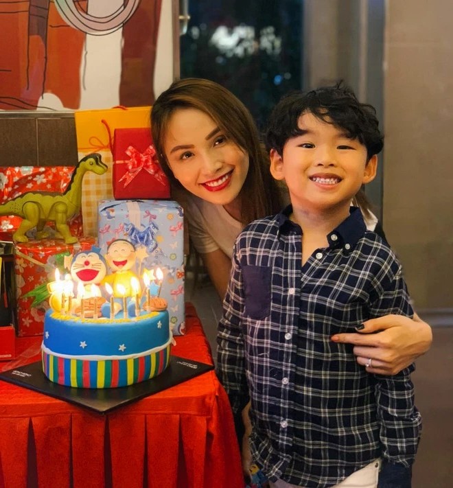 Diễm Hương tổ chức sinh nhật cho con trai nhưng chồng vắng mặt (Ảnh: Internet) Diễm Hương tổ chức sinh nhật cho con trai nhưng chồng vắng mặt (Ảnh: Internet)