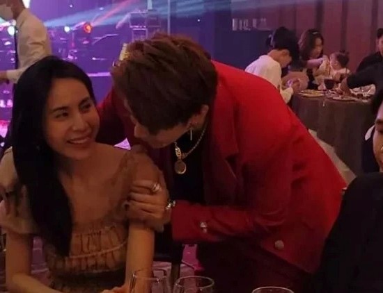 Phản ứng khó tin của Thủy Tiên khi bất ngờ bị 1 ‘đàn em’ kề vai bá cổ, Công Vinh để vợ vô tư? 1 Phản ứng khó tin của Thủy Tiên khi bất ngờ bị 1 ‘đàn em’ kề vai bá cổ, Công Vinh để vợ vô tư? 1
