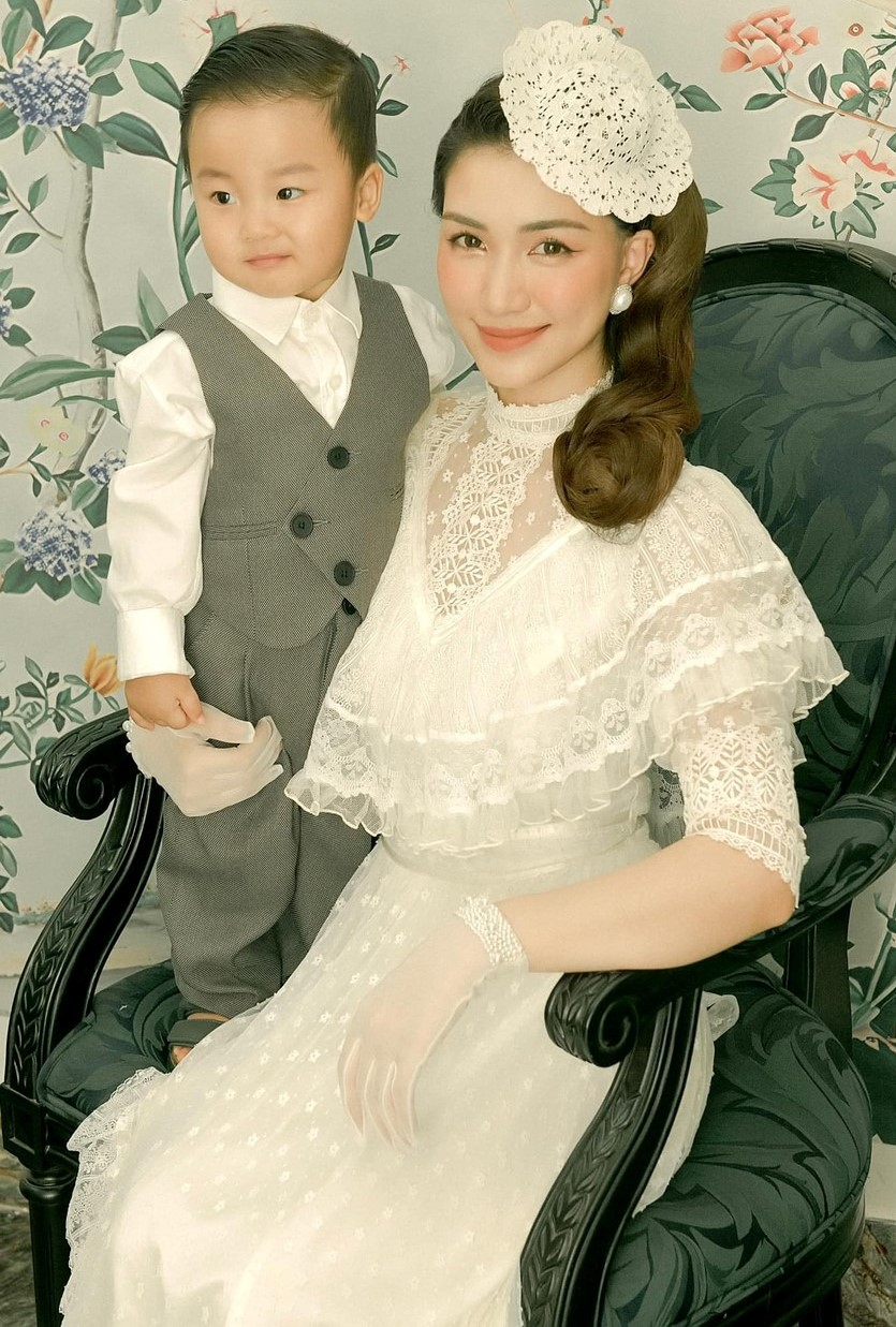 Hòa Minzy và con trai (Ảnh: Internet)