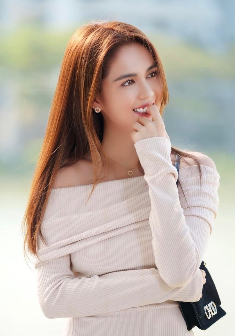 Ngoài việc ăn mặc hở bạo, Ngọc Trinh cũng không ít lần được khen ngợi vì style kín đáo cũng gây thương thương nhớ (Ảnh: Internet) Ngoài việc ăn mặc hở bạo, Ngọc Trinh cũng không ít lần được khen ngợi vì style kín đáo cũng gây thương thương nhớ (Ảnh: Internet)
