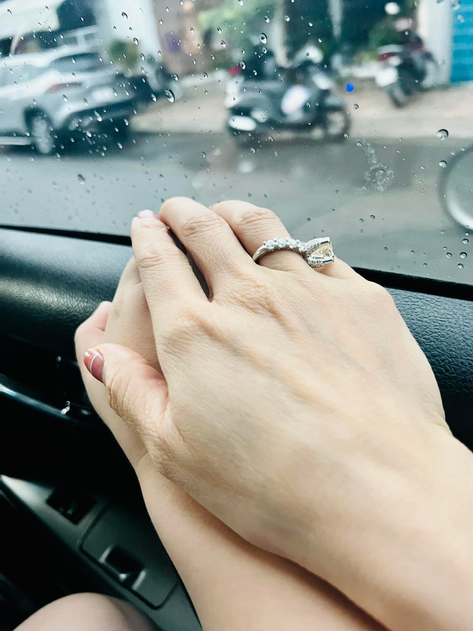 Nhật Kim Anh gặp lại con trai, nắm chặt bàn tay (Ảnh: Internet)