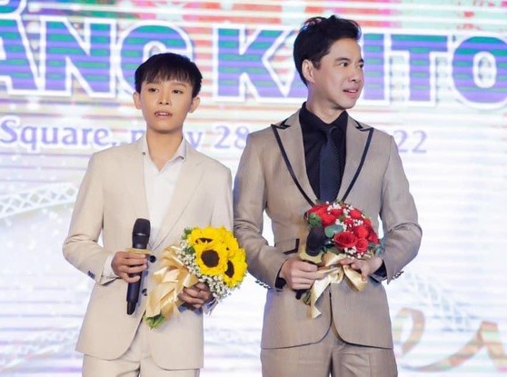 Danh ca Ngọc Sơn là người đỡ đầu nghệ thuật cho Hồ Văn Cường sau khi Phi Nhung qua đời (Ảnh: internet)