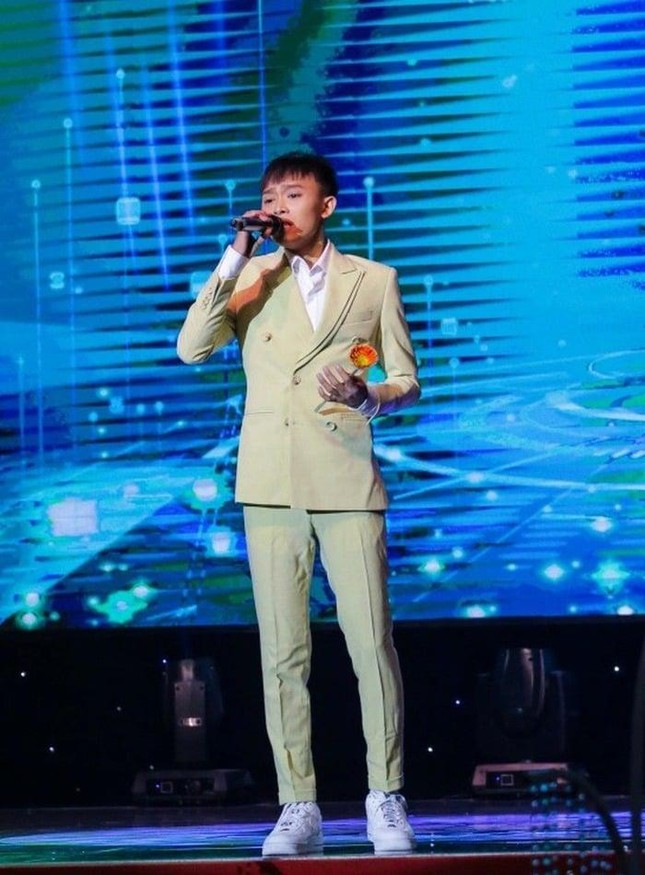 Các bộ vest của Hồ Văn Cường có thiết kế khác giống nhau, chỉ khác ở mặt màu sắc (Ảnh: Internet)