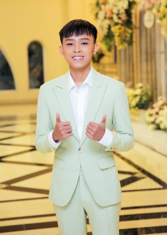 Hồ Văn Cường cát xê 200 triệu vẫn tiết kiệm, 1 bộ vest biểu diễn trăm sân khấu? - Ảnh 1