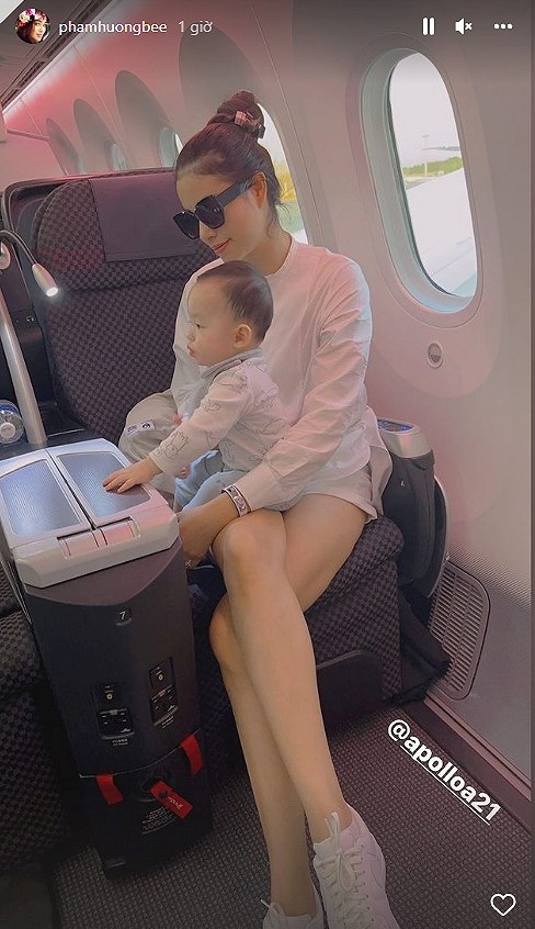 Hình ảnh Phạm Hương ngồi trên máy bay cùng con trai khiến cư dân mạng đặt nghi vấn người đẹp về nước (Ảnh: internet) Hình ảnh Phạm Hương ngồi trên máy bay cùng con trai khiến cư dân mạng đặt nghi vấn người đẹp về nước (Ảnh: internet)