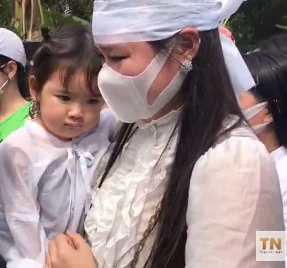 Linh Lan và con gái Helen lặng lẽ trong lễ an táng chồng Linh Lan và con gái Helen lặng lẽ trong lễ an táng chồng