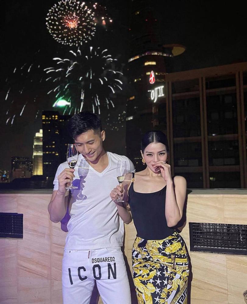 Cả hai giờ đây không ngần ngại trao nhau khoảnh khắc tình tứ