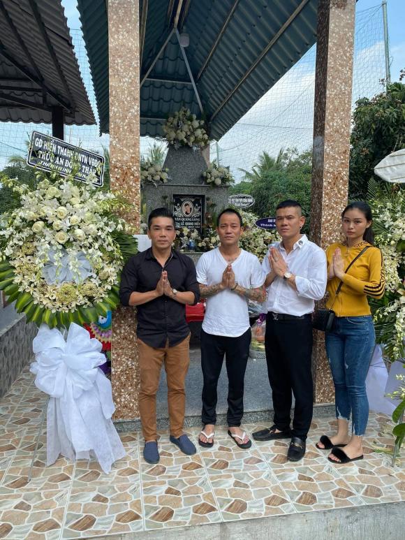 Chế Phong lộ gương mặt hốc hác khi đến viếng đàn em Vân Quang Long Chế Phong lộ gương mặt hốc hác khi đến viếng đàn em Vân Quang Long