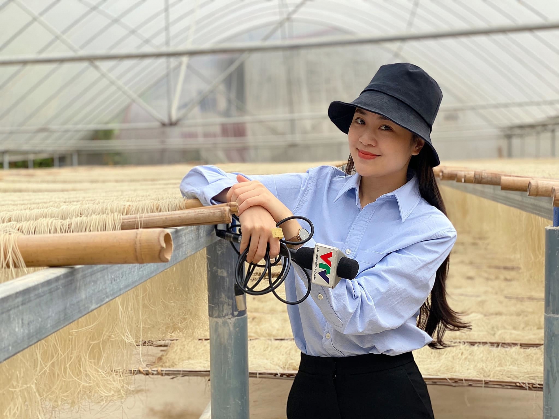 Nữ MC - BTV cũng không ngần ngại lăn xả đến hiện trường đưa tin