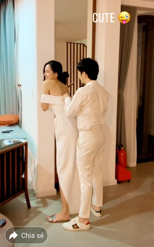 Dù phủ nhận chuyện yêu lại từ đầu nhưng cặp đôi thường xuyên có màn tương tác ngọt ngào, hình ảnh thân thiết bên nhau Dù phủ nhận chuyện yêu lại từ đầu nhưng cặp đôi thường xuyên có màn tương tác ngọt ngào, hình ảnh thân thiết bên nhau