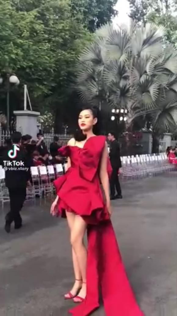 Đôi chân của Đỗ Thị Hà qua camera thường Đôi chân của Đỗ Thị Hà qua camera thường