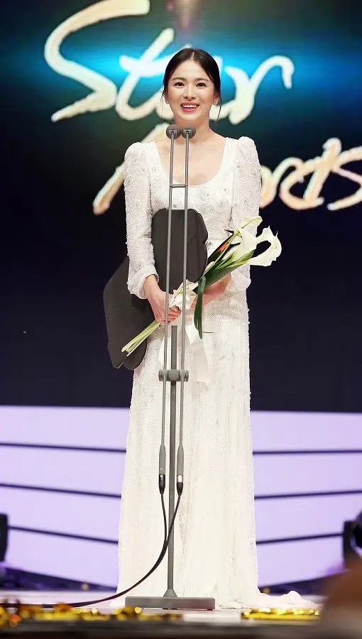 Song Hye Kyo bị đào lại quá khứ 'màn hình phẳng' trước khi kết hôn với Song Joong Ki - Ảnh 1 Song Hye Kyo bị đào lại quá khứ 'màn hình phẳng' trước khi kết hôn với Song Joong Ki - Ảnh 1